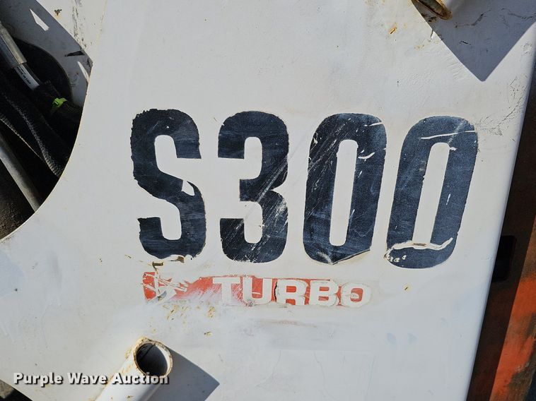 image for item DQ8577 2004 Bobcat S300 skid steer loader