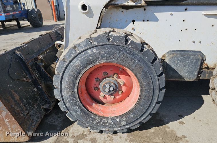 image for item DQ8577 2004 Bobcat S300 skid steer loader