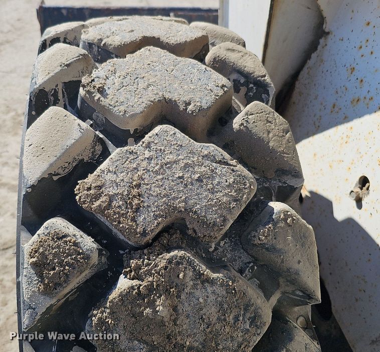 image for item DQ8577 2004 Bobcat S300 skid steer loader