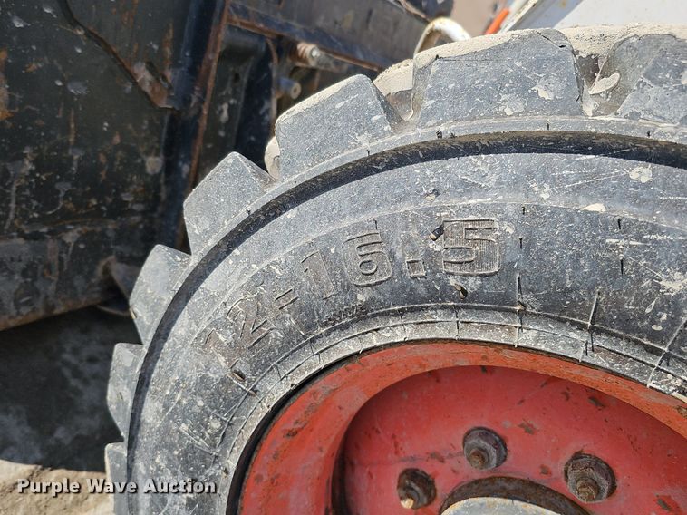 image for item DQ8577 2004 Bobcat S300 skid steer loader