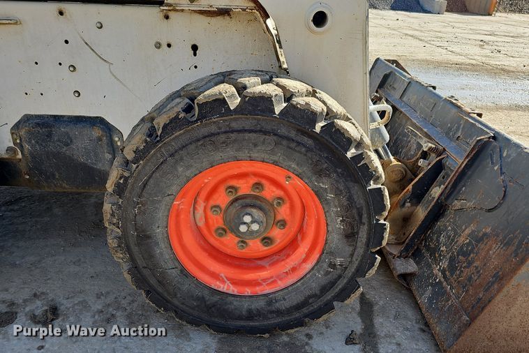 image for item DQ8577 2004 Bobcat S300 skid steer loader