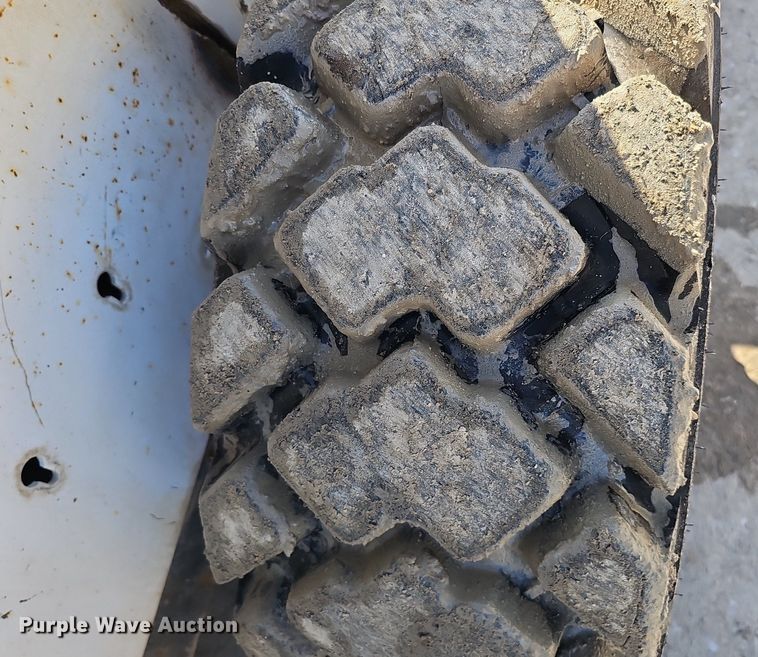 image for item DQ8577 2004 Bobcat S300 skid steer loader