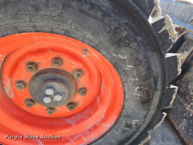 image for item DQ8577 2004 Bobcat S300 skid steer loader