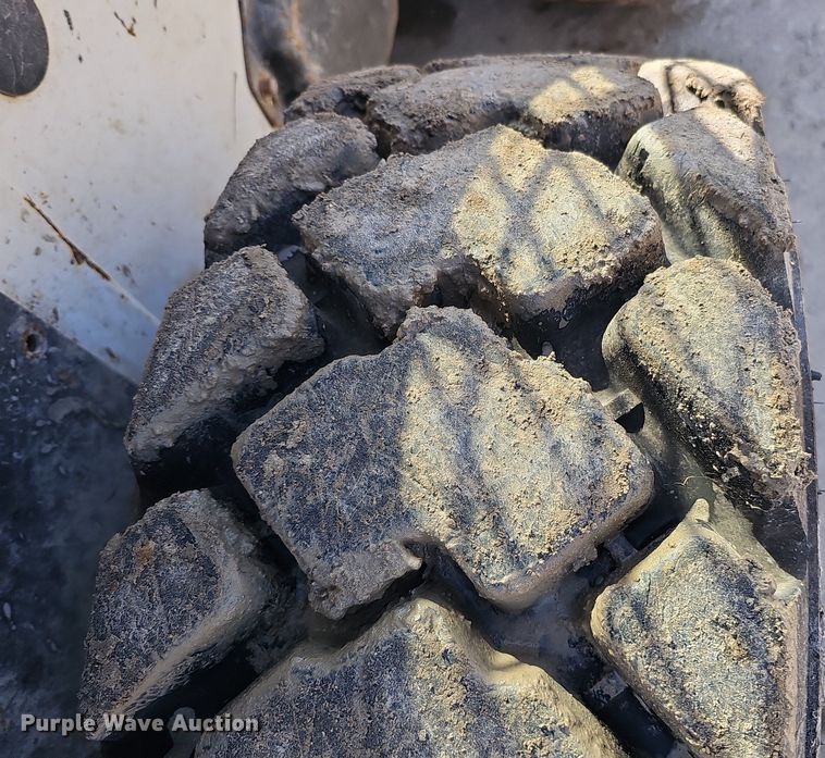 image for item DQ8577 2004 Bobcat S300 skid steer loader