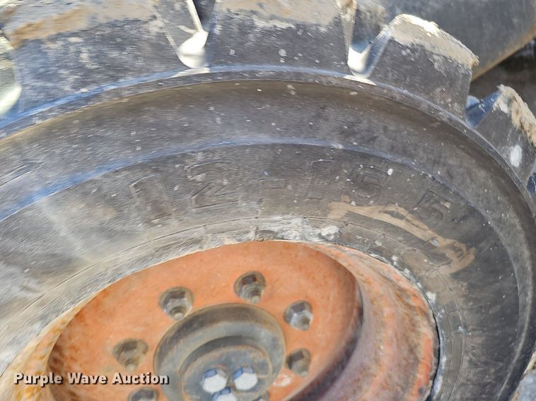 image for item DQ8577 2004 Bobcat S300 skid steer loader