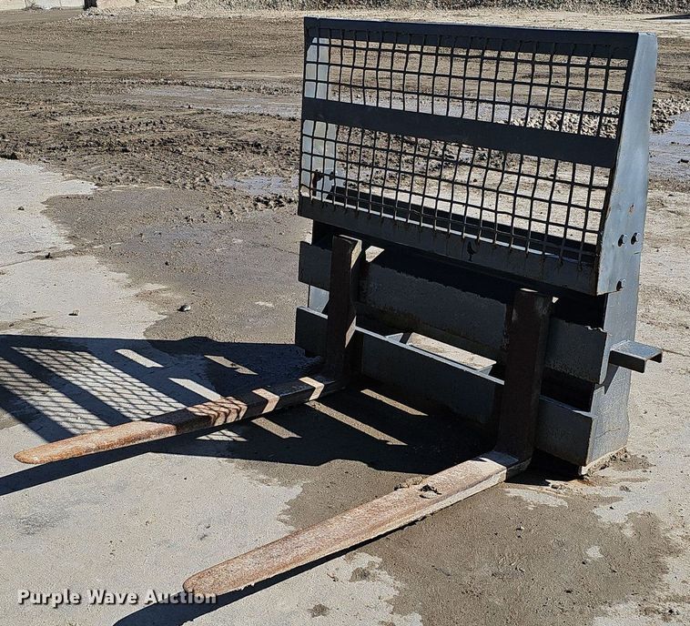 image for item DQ8577 2004 Bobcat S300 skid steer loader