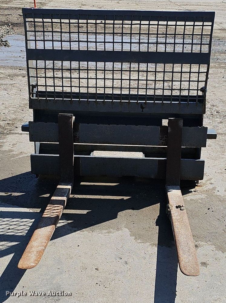 image for item DQ8577 2004 Bobcat S300 skid steer loader