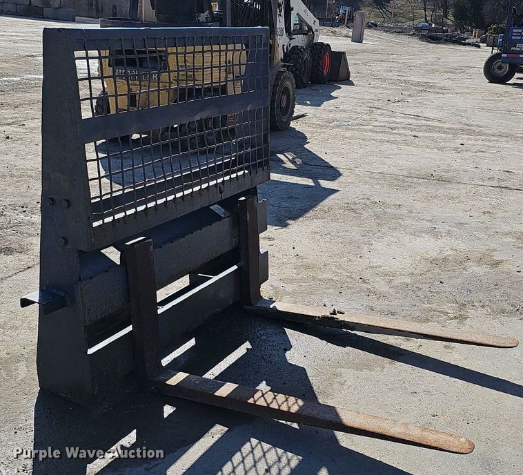 image for item DQ8577 2004 Bobcat S300 skid steer loader