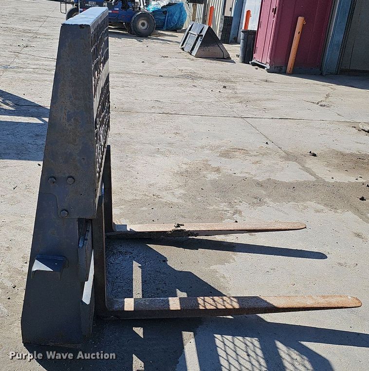 image for item DQ8577 2004 Bobcat S300 skid steer loader