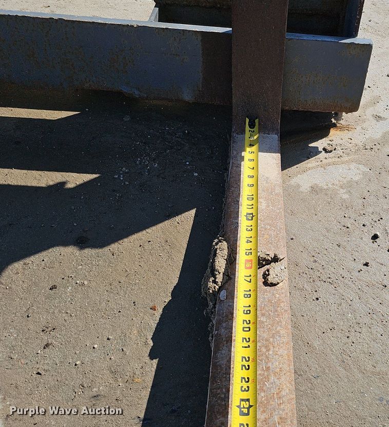 image for item DQ8577 2004 Bobcat S300 skid steer loader