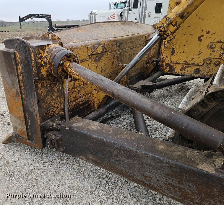 image for item DR8538 1972 Caterpillar  D8H dozer
