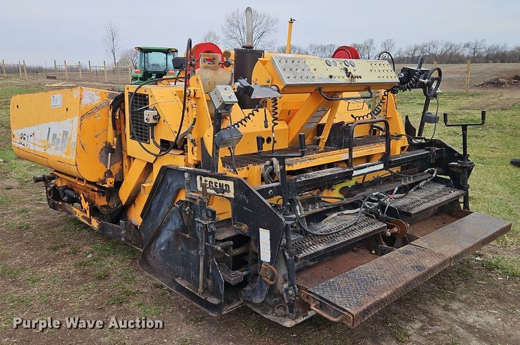 image for item DR8546 2005 LeeBoy L8515 T paver