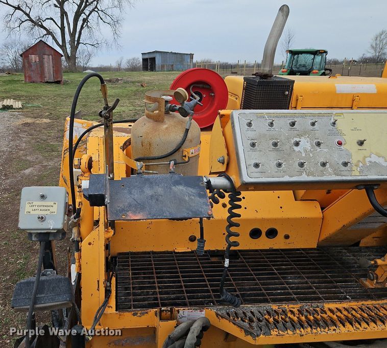 image for item DR8546 2005 LeeBoy L8515 T paver