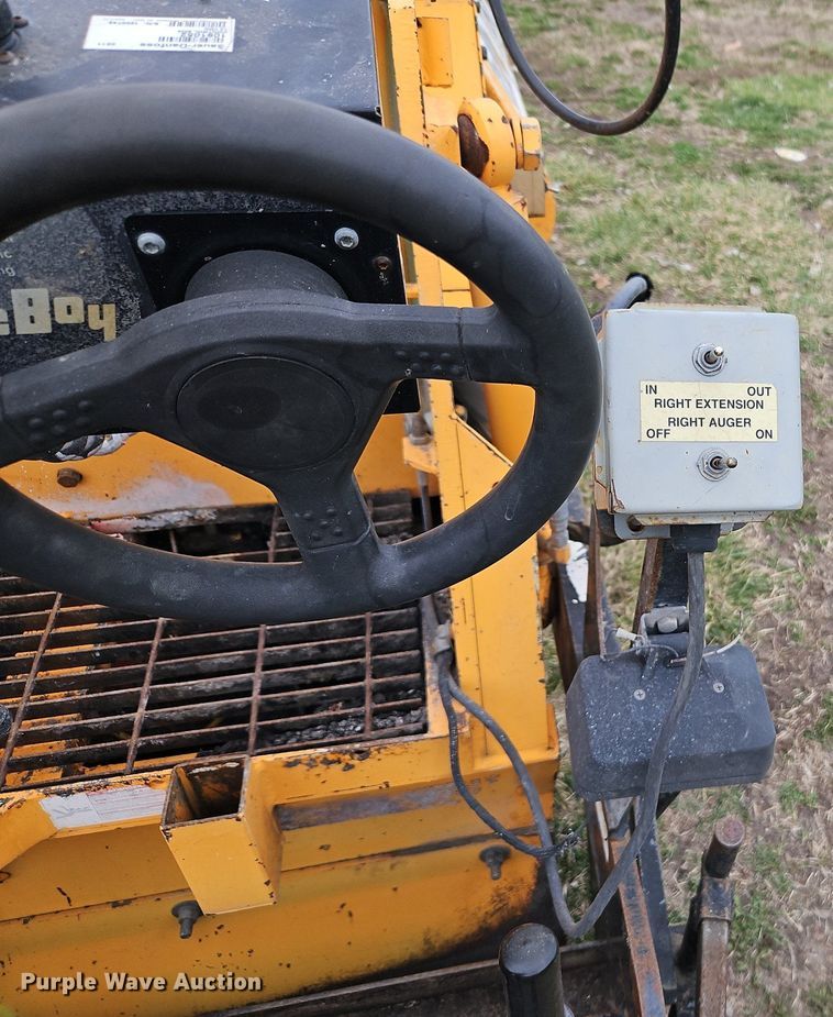 image for item DR8546 2005 LeeBoy L8515 T paver