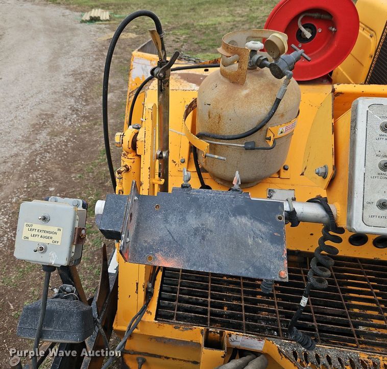 image for item DR8546 2005 LeeBoy L8515 T paver