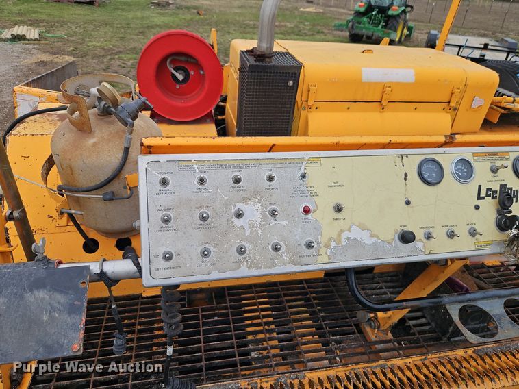 image for item DR8546 2005 LeeBoy L8515 T paver