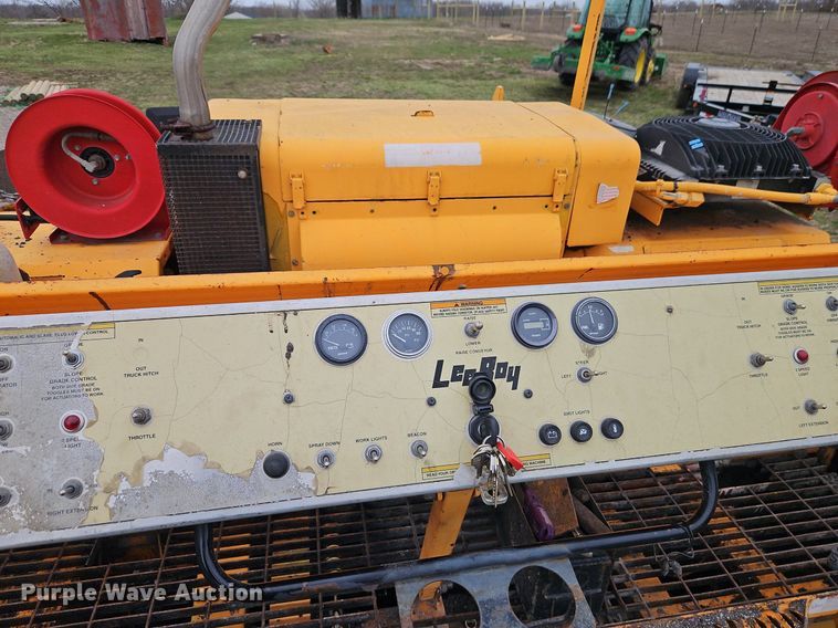 image for item DR8546 2005 LeeBoy L8515 T paver