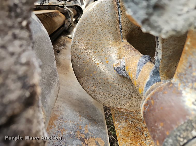 image for item DR8546 2005 LeeBoy L8515 T paver