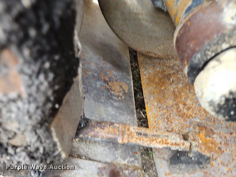 image for item DR8546 2005 LeeBoy L8515 T paver