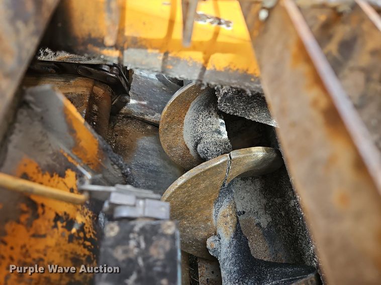 image for item DR8546 2005 LeeBoy L8515 T paver