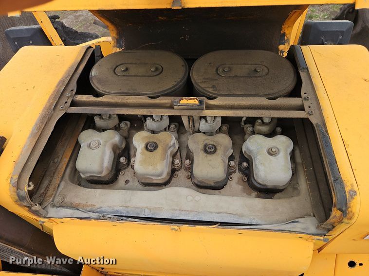 image for item DR8546 2005 LeeBoy L8515 T paver