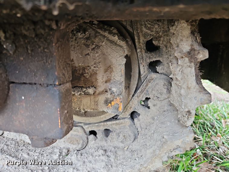 image for item DR8546 2005 LeeBoy L8515 T paver