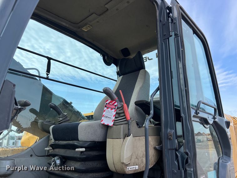 image for item DS2927 2011 John Deere 250G LC excavator