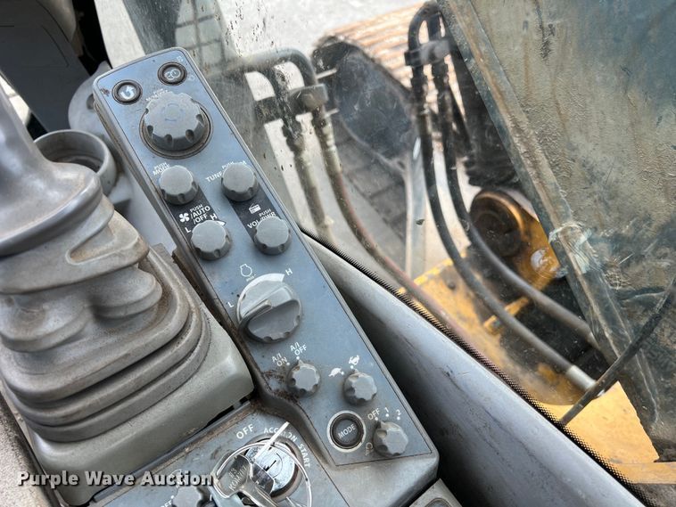 image for item DS2927 2011 John Deere 250G LC excavator