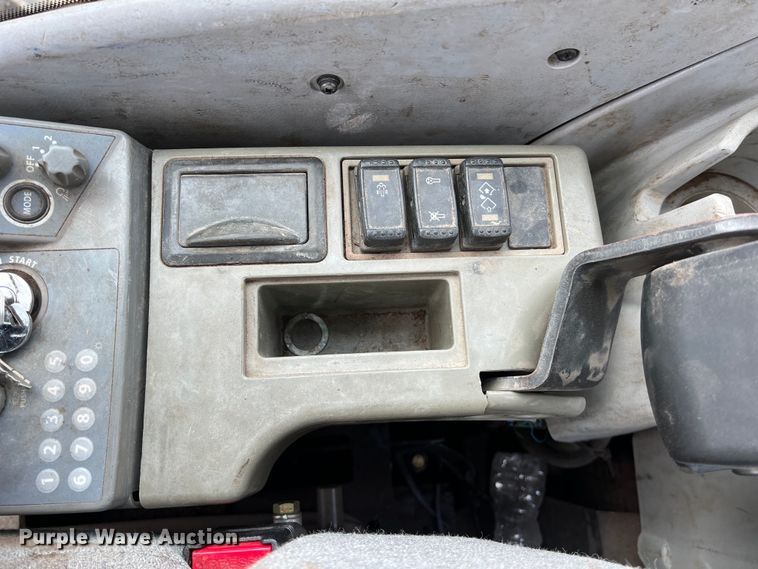 image for item DS2927 2011 John Deere 250G LC excavator