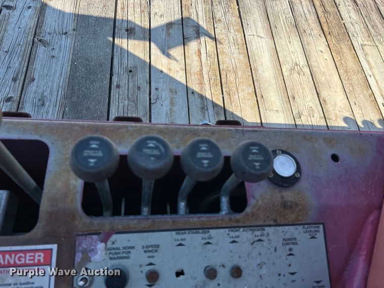 image for item EG1275 2003 Ford F750 Super Duty crane truck