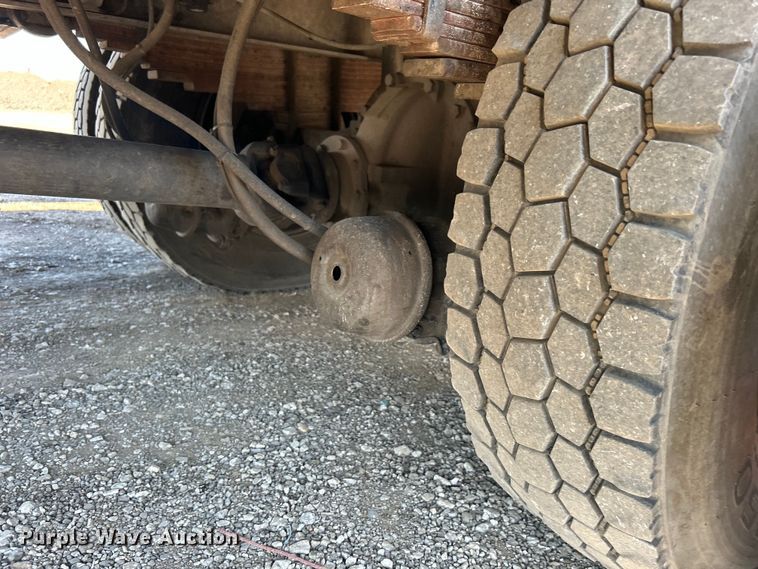 image for item EG1275 2003 Ford F750 Super Duty crane truck