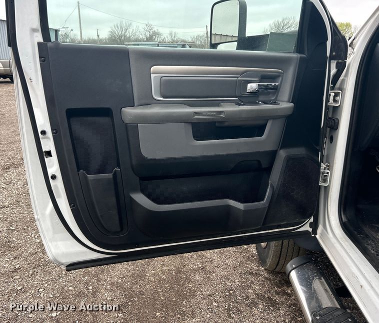 image for item EG1292 2015 Dodge Ram 5500 HD bucket truck