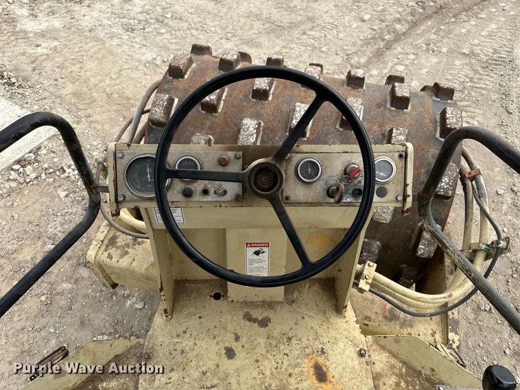 image for item EH3846 1992 Ingersoll Rand SD70F single drum vibratory roller