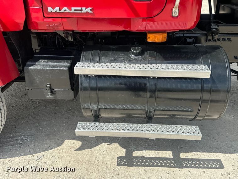 image for item EH3847 2008 Mack CHU613 dump truck