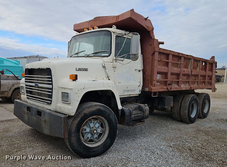 image for item EI3534 1989 Ford L9000 dump truck