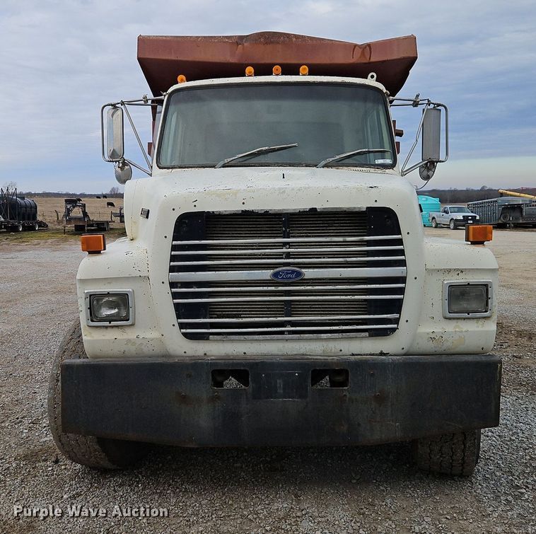 image for item EI3534 1989 Ford L9000 dump truck
