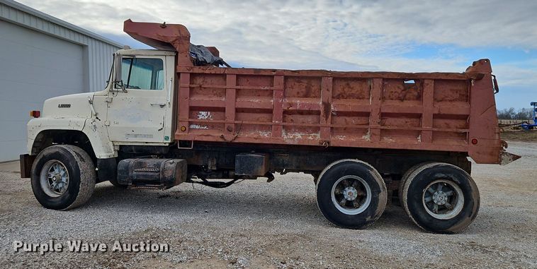 image for item EI3534 1989 Ford L9000 dump truck
