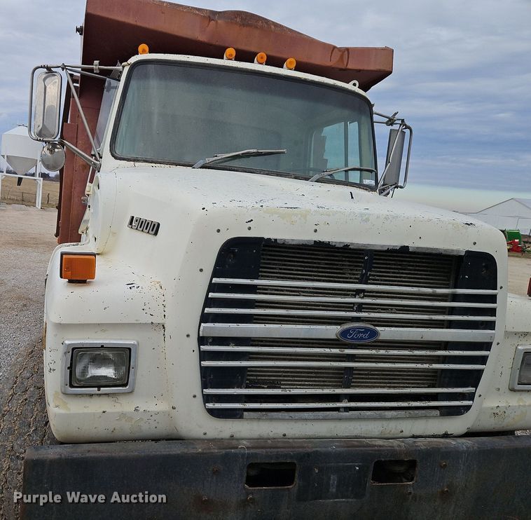 image for item EI3534 1989 Ford L9000 dump truck