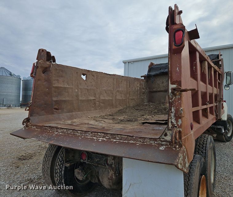 image for item EI3534 1989 Ford L9000 dump truck