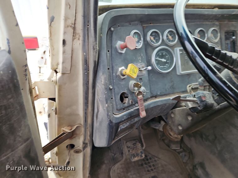 image for item EI3534 1989 Ford L9000 dump truck