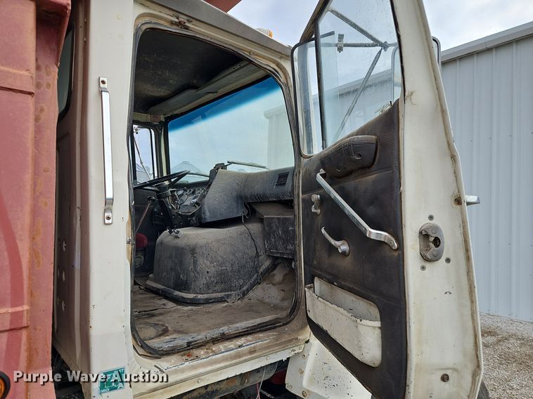 image for item EI3534 1989 Ford L9000 dump truck
