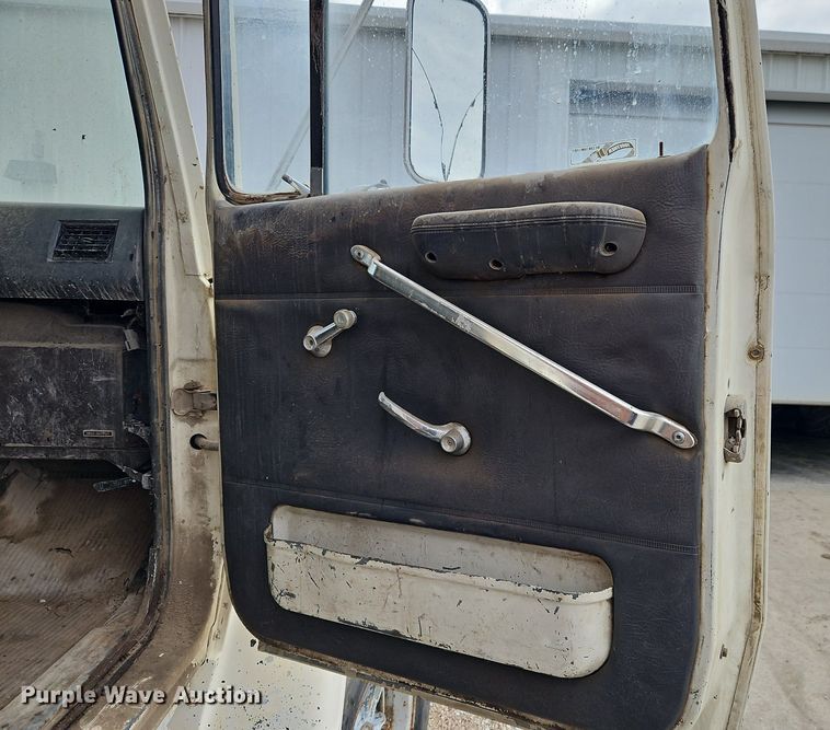 image for item EI3534 1989 Ford L9000 dump truck