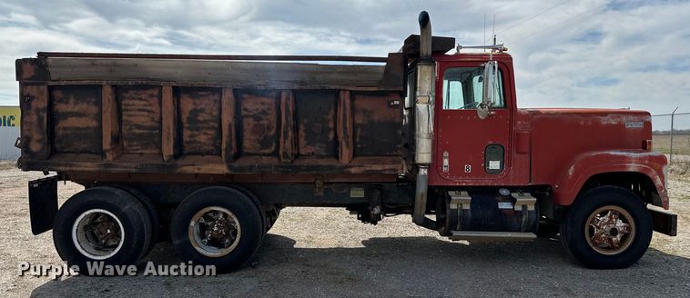 image for item EJ0318 1976 International  Transtar 4300 dump truck