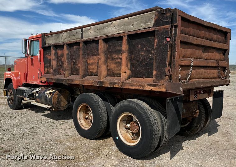 image for item EJ0318 1976 International  Transtar 4300 dump truck