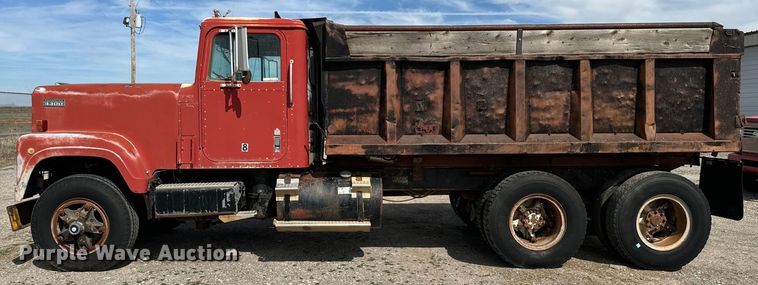 image for item EJ0318 1976 International  Transtar 4300 dump truck