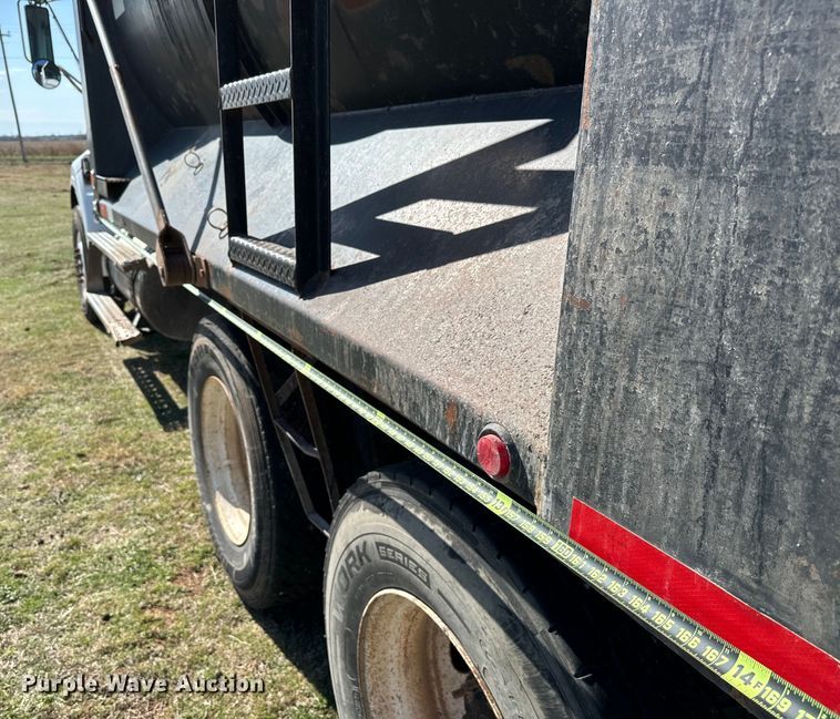 image for item EJ0327 2007 Sterling dump truck