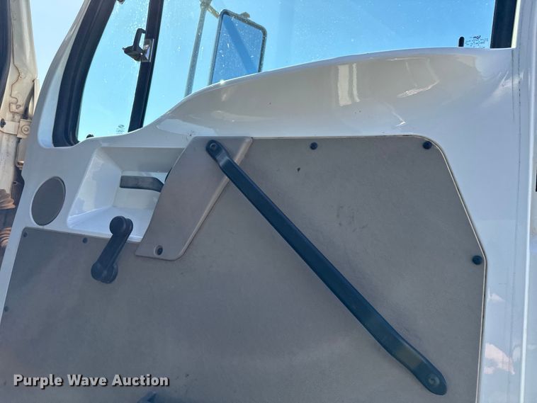 image for item EJ0327 2007 Sterling dump truck