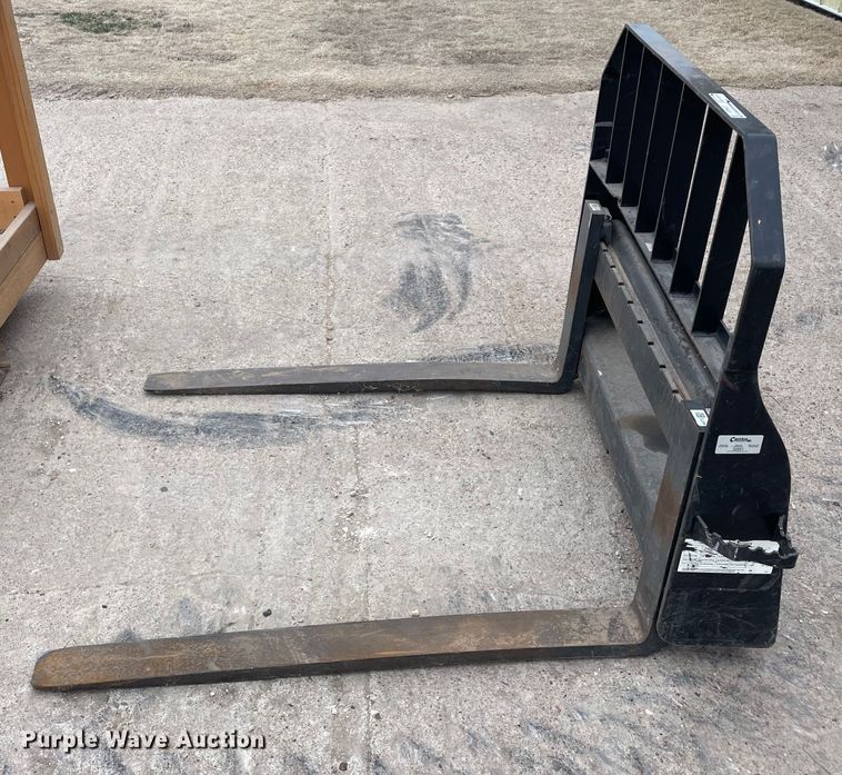 image for item GP9639 John Deere  skid steer forks