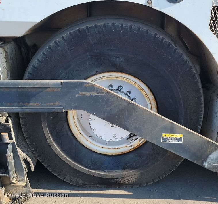 image for item LA9751 Roadtec RP190 paver