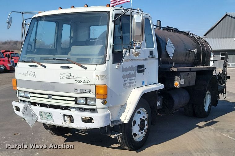 image for item LA9752 1990 GMC Tiltmaster oil distributor truck